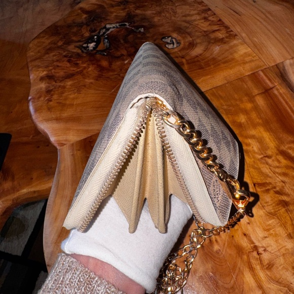 Louis Vuitton
2009 Damier Azur Pattern Zippy Organizer Wallet & unbranded chain - Picture 14 of 17